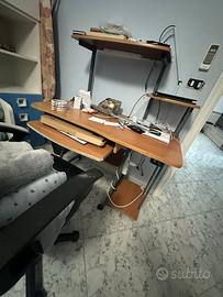 Scrivania da lavoto con porta pc e stampante