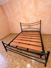 Letto matrimoniale in ferro battuto con rete
