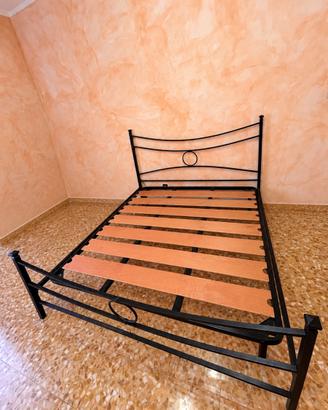Letto matrimoniale in ferro battuto con rete