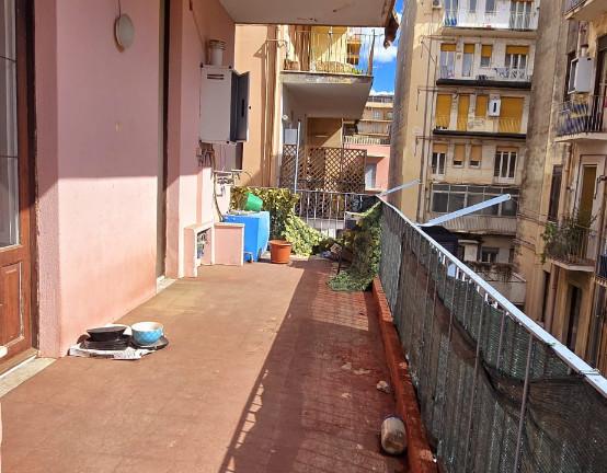 Catania 7 vani con terrazzo via Ughetti Androne