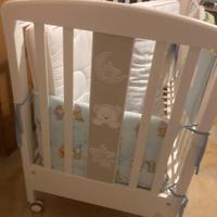 Lettino bianco legno.