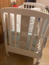 Lettino bianco legno.