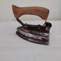 vecchio ferro da stiro 