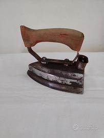 vecchio ferro da stiro 