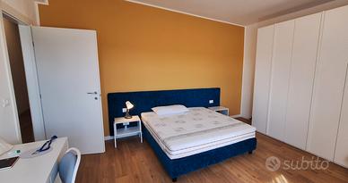 Stanza in appartamento solo donne,comodo al centro