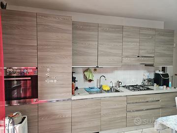 Cucina con elettrodomestici
