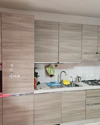 Cucina con elettrodomestici