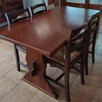 Tavolo in legno con 4 sedie