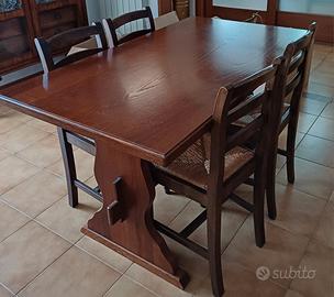 Tavolo in legno con 4 sedie