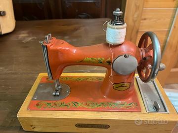 Piccola macchina per cucire