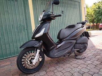 scooter Piaggio Beverly 300 nero opaco e bauletto 