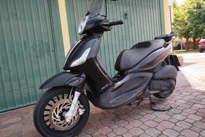 scooter Piaggio Beverly 300 nero opaco e bauletto 
