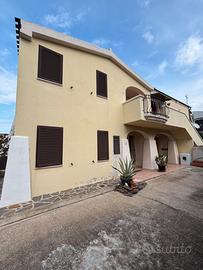 Casa con doppio alloggio e cortile privato