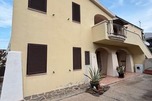 Casa con doppio alloggio e cortile privato