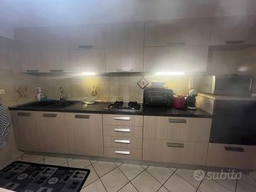 Cucina composta da tavolo con quattro sedie