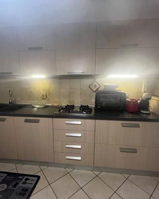 Cucina composta da tavolo con quattro sedie