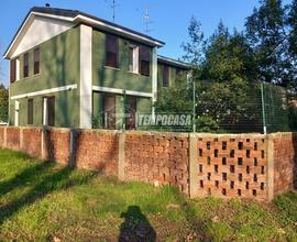VILLA A SCHIERA