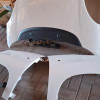 Cofano e parafanghi Fiat 500 L del 2016.