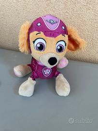 peluche raffigura Skye della serie PAW Patrol