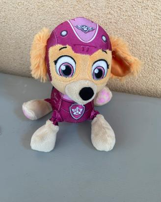 peluche raffigura Skye della serie PAW Patrol