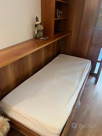 Letto singolo a scomparsa con libreria in legno
