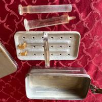 Porta siringhe anni 60 con accessori