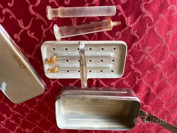 Porta siringhe anni 60 con accessori