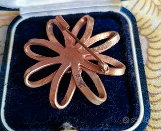 Spilla vintage bijoutteria in metallo ramato 