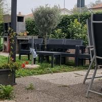 Tavolo in vetro con sedie e divanetto