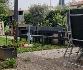 Tavolo in vetro con sedie e divanetto