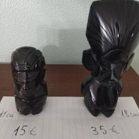 idolo totem pietra nera ossidiana. 