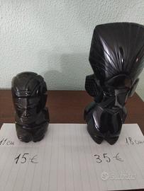 idolo totem pietra nera ossidiana. 