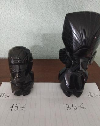 idolo totem pietra nera ossidiana. 