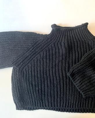Maglione nero corto in lana e mohair