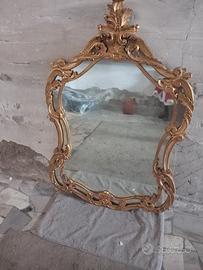 specchio antico con foglie in oro