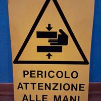 Cartello pericolo mani