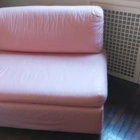 divanetto rosa con brandina interna