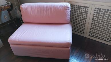 divanetto rosa con brandina interna
