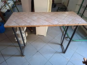 Tavolo con base in ferro