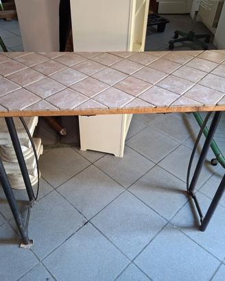 Tavolo con base in ferro