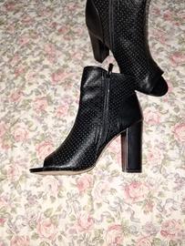 Stivaletti neri traforati - Open Toe Shooties