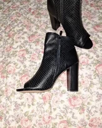 Stivaletti neri traforati - Open Toe Shooties
