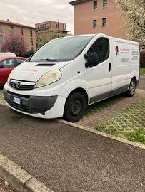 Opel Vivaro attrezzato con scaffalatura e rampa –
