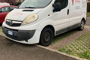 Opel Vivaro attrezzato con scaffalatura e rampa –