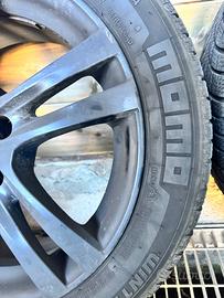 Cerchi in lega neri completo di pneumatico inv.