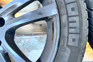 Cerchi in lega neri completo di pneumatico inv.