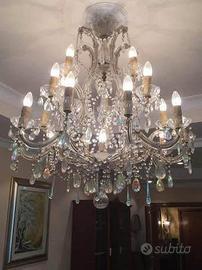 Lampadario classico di cristallo pendenti a gocce.