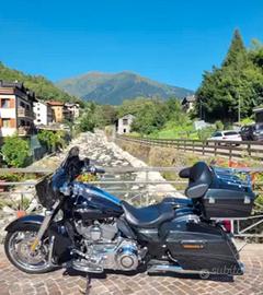 Moto Harley Davidson CVO Street Glide 2012