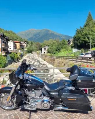 Moto Harley Davidson CVO Street Glide 2012