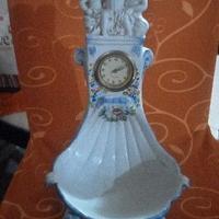 OGGETTO IN CERAMICA E CON OROLOGIO WALTER